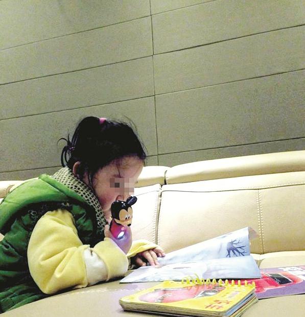 武汉一未满2岁小女孩看爱书 能认多种汽车标志