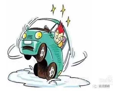 突发！荆州两车相撞巴士落河 群众热心施援