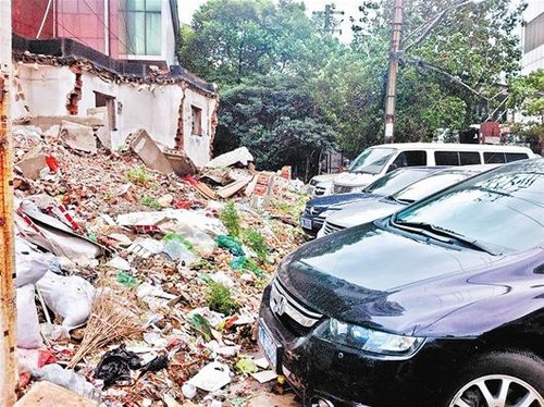 汉口门面房拆迁后垃圾两年无人管 居民不敢开