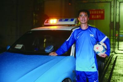 球员退役后组武汉的哥足球队 踢球传递正能量