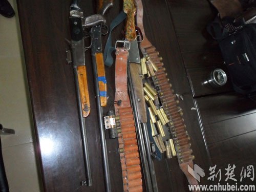 麻城警方捣毁地下兵工厂 自制猎枪火药和子弹
