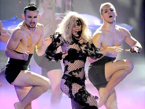 ladygaga肉装,ladygaga肉装恶心 lady gaga 鱼网装与半裸舞男惊艳《美偶》舞台