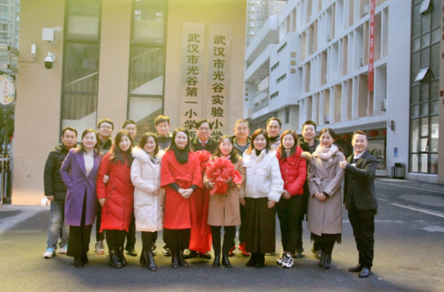 学校举办了隆重的新校牌揭牌仪式,"武汉市光谷实验小学"成为新校名