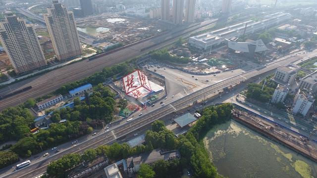 武汉琴台大道跨江城大道高架通车 缓解交通拥堵