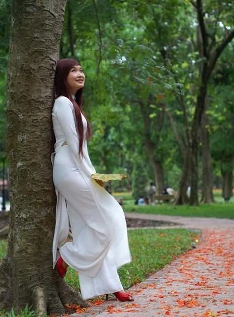 抓拍<em>越南</em>街头<em>美女</em>白美纯 装扮脱俗显文静_大楚