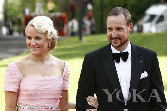 以真爱为名义 攀上王室高枝的吸毒女健美男们