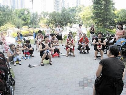 武汉56岁退休幼师免费为30个社区宝宝做早教