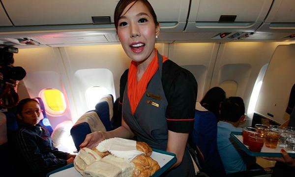泰国飞机上的人妖空姐 要佩戴"第三性"的识别牌