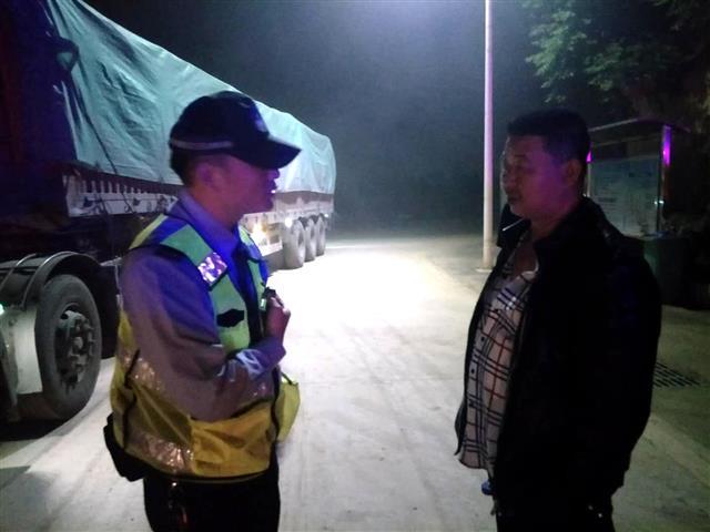 大货车一路飞驰闯红灯 交警一查发现驾照是假