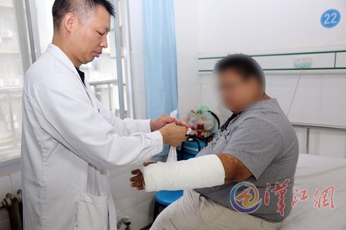 医生正在给李亮换药