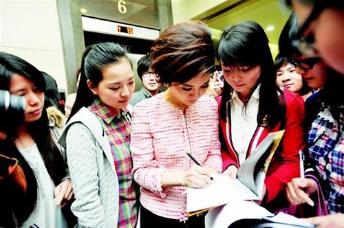 图文:许戈辉金报上演名人面对面