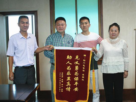 荆门电信员工见义勇为救助车祸危重伤员