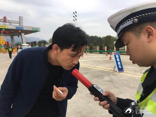 男子驾照扣满12分年检过期 还敢酒驾上高速