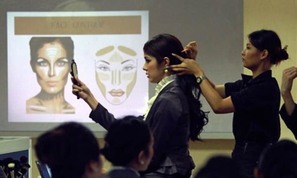 泰国飞机上的人妖空姐 要佩戴"第三性"的识别牌