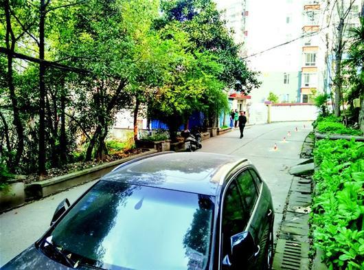 开放式小区抢车位地锁成神器 引居民不满