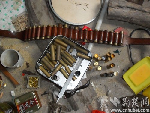 麻城警方捣毁地下兵工厂 自制猎枪火药和子弹