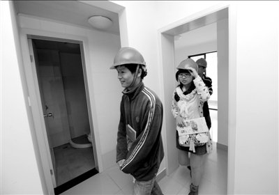 市民参观杭州公租房