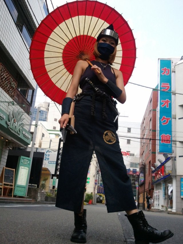 日本一餐厅服务员扮成女忍者