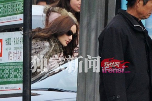 李小璐微博晒行踪 疑与贾乃亮老妈撒娇合影曝