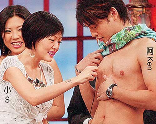 揭八大豪放女星布兰妮买情趣内裤当街脱衣[图