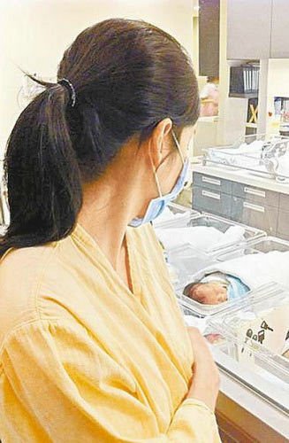 <em>林熙蕾生女</em>后全家福首曝光 女儿名字暂未定(组