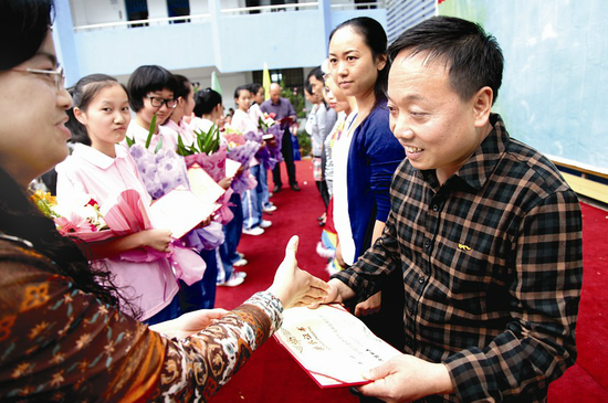 宜昌五中63级120余名学生相聚 感恩庆祝教师