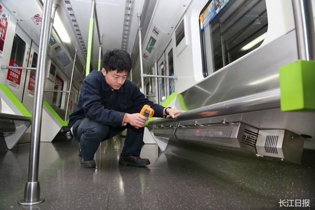 气温低于5℃ 武汉地铁车厢将启动电加热座椅