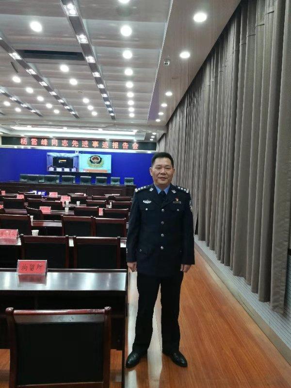 潜江市公安局组织学习杨雪峰先进事迹