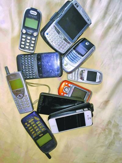 旧手机回收价2元一部 近七成旧手机躺在家里