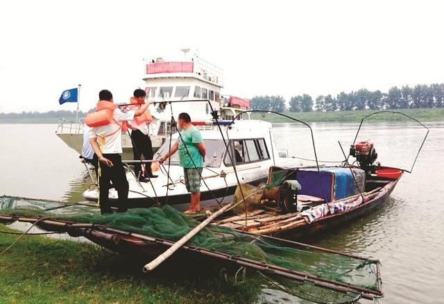 汉川非法电鱼人不知禁渔期 用捕鱼船冲撞执法