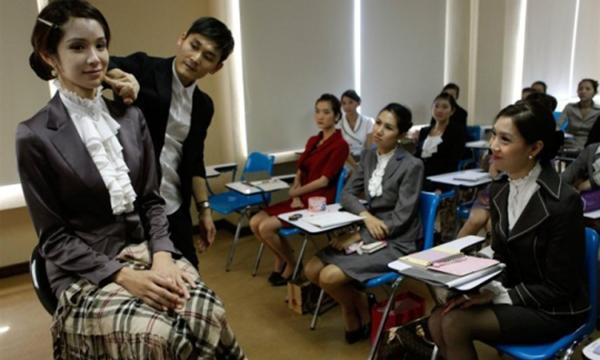 泰国飞机上的人妖空姐 要佩戴"第三性"的识别牌