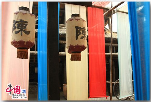 老外迷醉百年周村古商城 千余花灯绚龙年