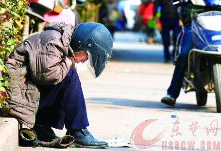 泥瓦匠辛苦1年还有4万工钱没结 希望老板守诺