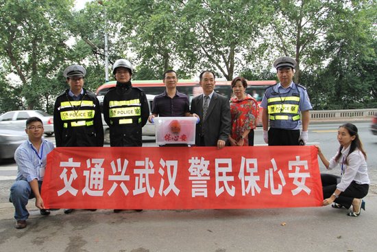 心系百姓 香港百年药企送爱到交警_大楚网媒体