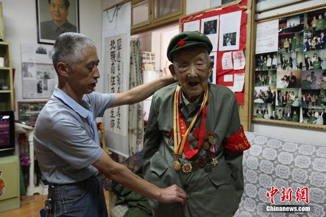 湖北97岁抗战老兵看阅兵时对着电视敬礼(图)