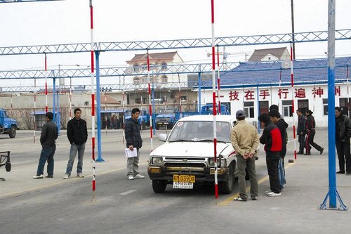 荆州城区有驾校10余所 司机速成收费乱