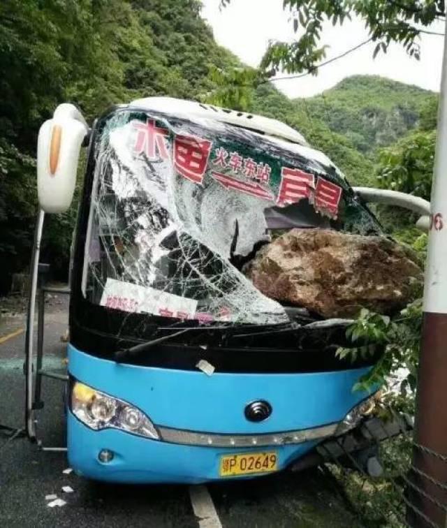 一个人死了换一车人活着 6月10日,54岁的邓艾民驾驶大巴车载着14名