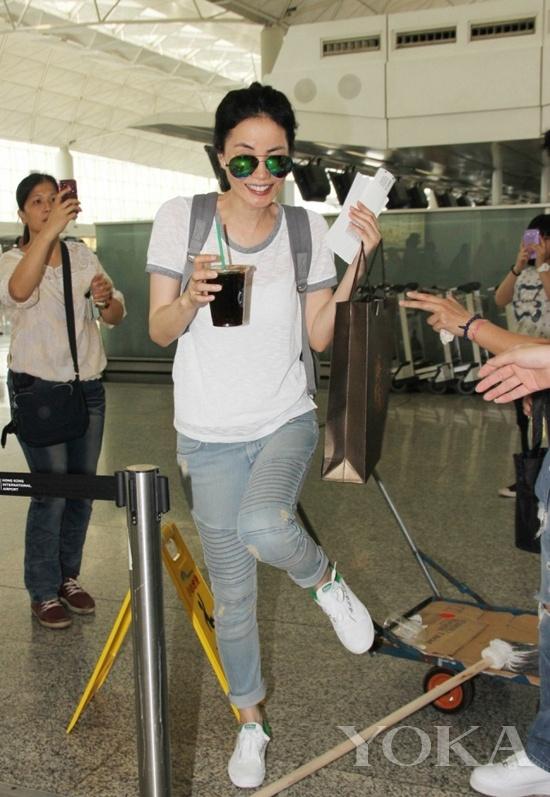 天后现身 王菲素颜休闲装李嫣扮潮童