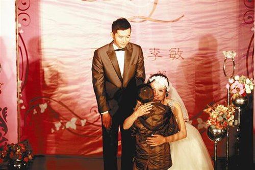 图文：最美新娘的婚礼上来了47名留守儿童