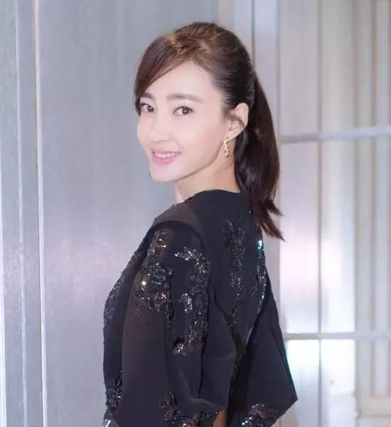 教程蓬松,乐云感觉卷曲的自然搭配白头顶给人一种非常舒服的衬衫.百度飞马尾鸟发型图片