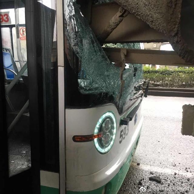 武汉一公交车与搅拌车相撞一名孩子被碎玻璃划伤