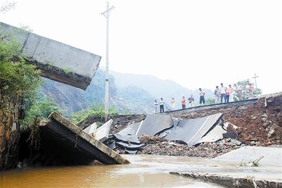 襄樊谷城石花镇桥垮漫坝三台车辆坠下河