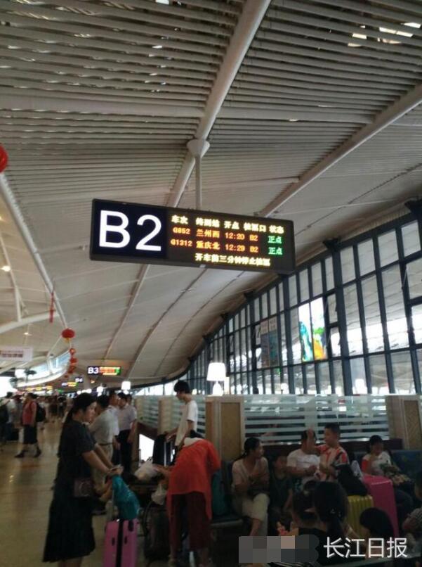 武汉到兰州首趟高铁出发 湖南旅游团也来中转