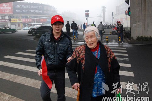 武汉大学生志愿者走上马路协助维护交通