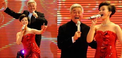 Zhao i dvije osobe igraju Zuying