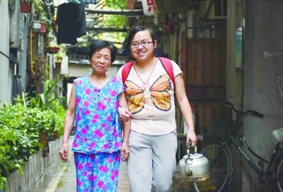 边照顾养父边回馈社会 大三女孩撑起一个家