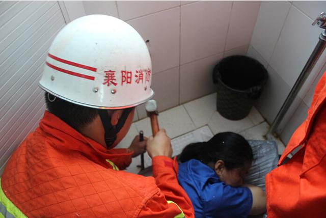 襄阳女子为捞手机手臂被卡便池 消防官兵施救