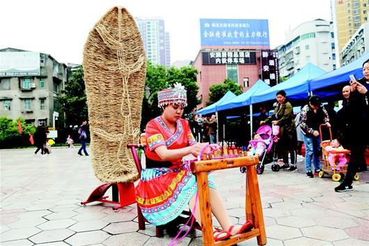长阳一女性草鞋匠编出新花样 年收入超十万元