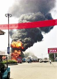 武汉舵落口大市场一货车行驶中起火 1人遇难_