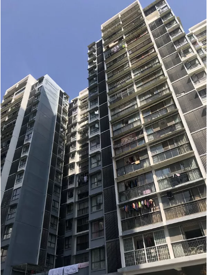 恩施一小区因装潢垃圾停摆 父子俩被困一小时
